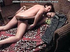 Русская молодая парочка снимает свое домашнее порно со спермой