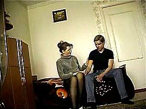 Русское порно - Мать трахается со своим сыном на диване