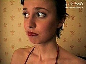 Русская девушка с упругими сиськами кончает от домашнего порно с пареньком